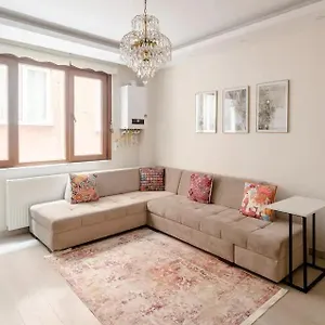  Апартаменты Istanbul'un Merkezinde Cevahir Avm Karsisi 1+1 Yeni Ev